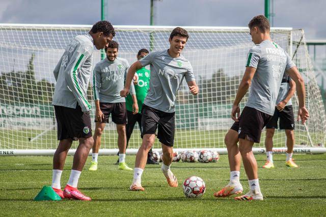 雷霆力克卫冕冠军豪取15连胜 鹈鹕轻取奇才